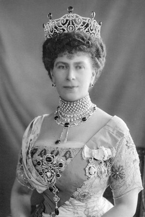 Delhi-Durbar-Tiara-with-emeralds.jpg