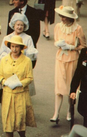 princes-diana-horse-races-at-ascot-queen-mother-royal-postcard-123809-p.jpg