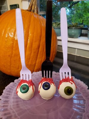 eyeballcupcakes2022.jpg