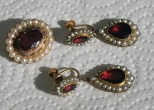 Antique jewelry 001.jpg