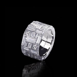 Cubism-extrawide-diamond-ring-Stefano-Canturi.jpg