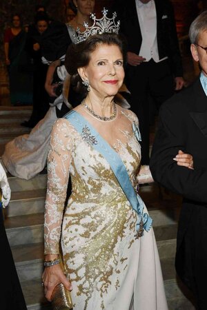 queen-silvia-1-2000-de8bdd8e8ed44a53b1d2643a5f877d0c.jpg