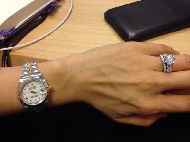 Часы 36 мм на руке женские