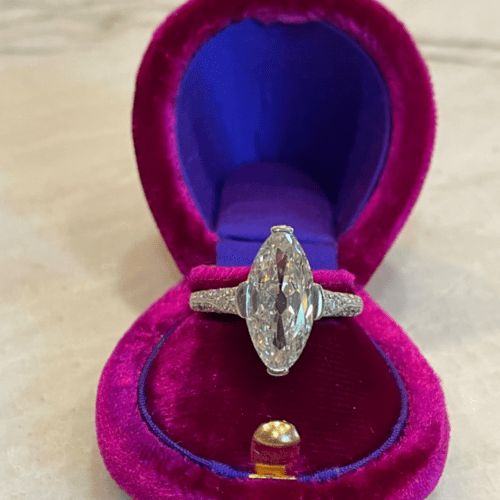 Moval diamond ring